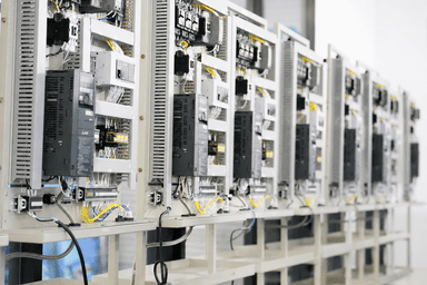 Linha de painéis elétricos industriais